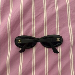 🍒Vintage Chanel 5007 Sunglasses | 90s Chanel Oval
Black Shades